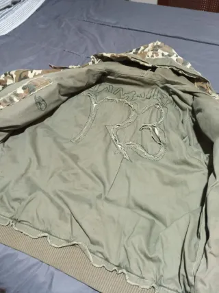 Cazadora juvenil verde y multicolor, camuflaje