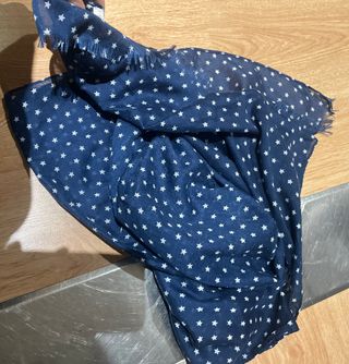 Pañuelo azul con estrellas blancas