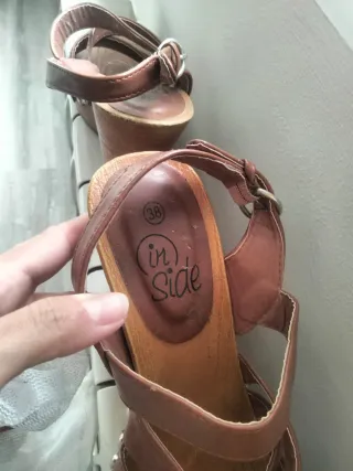 Sandalias de tacón de madera marrones