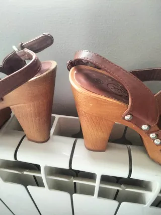 Sandalias de tacón de madera marrones