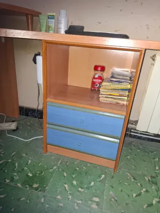 Escritorio de madera y metal