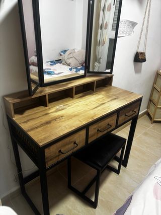 Tocador con espejo y taburete