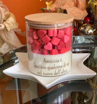 Candela profumata con cuoricini in cera di soia