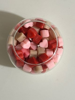 Candela profumata con cuoricini in cera di soia