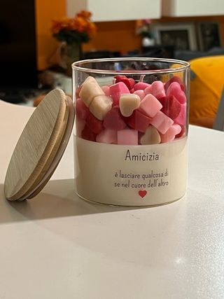 Candela profumata con cuoricini in cera di soia