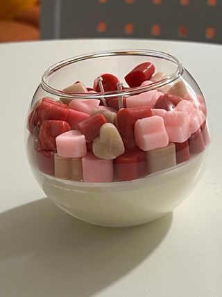 Candela profumata con cuoricini in cera di soia