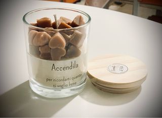 Candela profumata con cuoricini in cera di soia