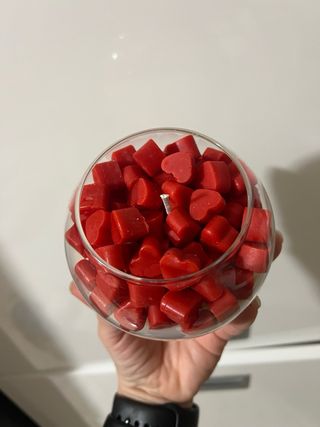 Candela profumata con cuoricini in cera di soia