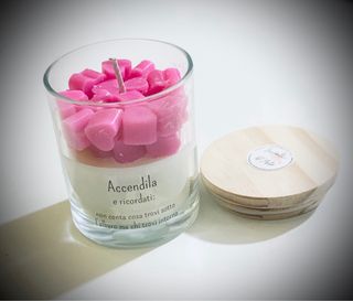 Candela profumata con cuoricini in cera di soia