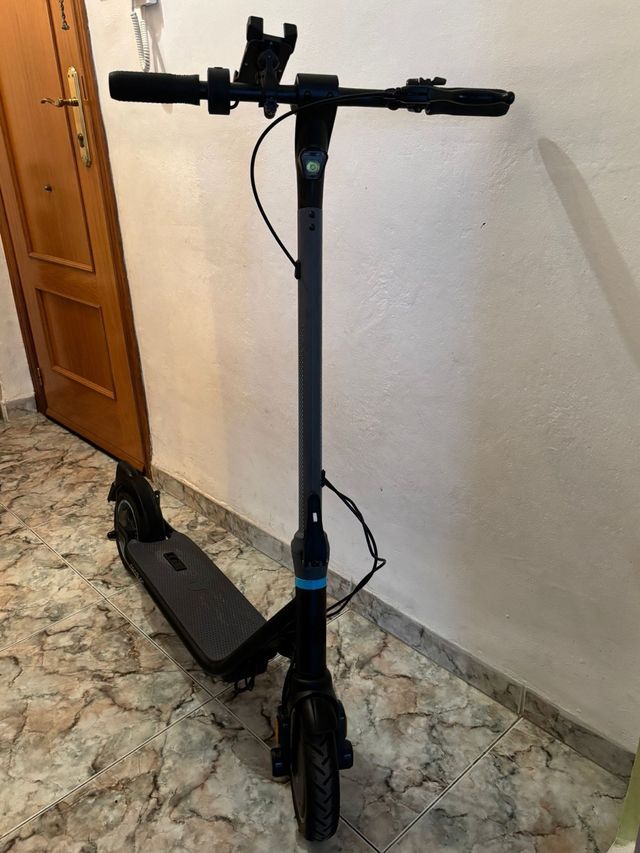 Patinete eléctrico con casco y soporte móvil