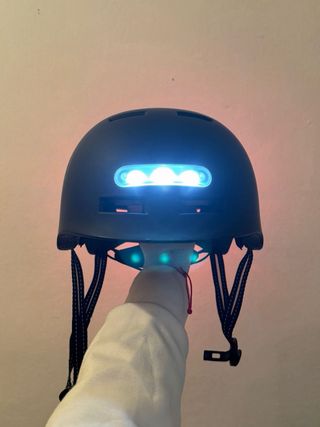 Patinete eléctrico con casco y soporte móvil