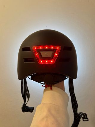 Patinete eléctrico con casco y soporte móvil