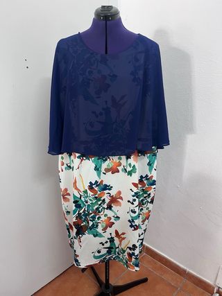 Traje de fiesta con capa y estampado floral