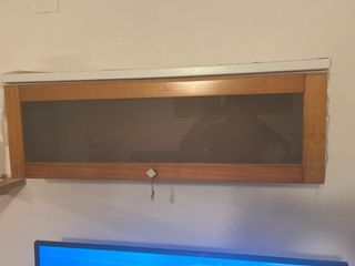 Mueble de madera y cristal