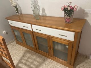 Mueble de madera y cristal