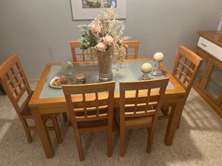 Mueble de madera y cristal