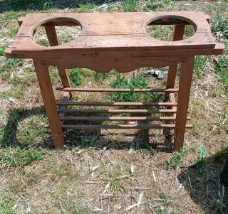 Cantarera de madera rústica