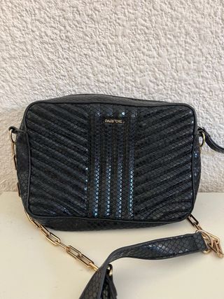 Bolso Parfois negro con cadena dorada
