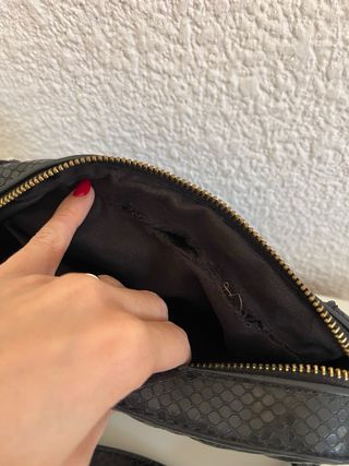 Bolso Parfois negro con cadena dorada