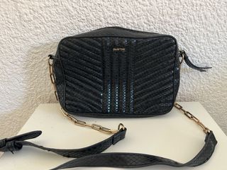 Bolso Parfois negro con cadena dorada