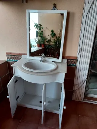 Mueble de baño con lavabo,grifo y espejo