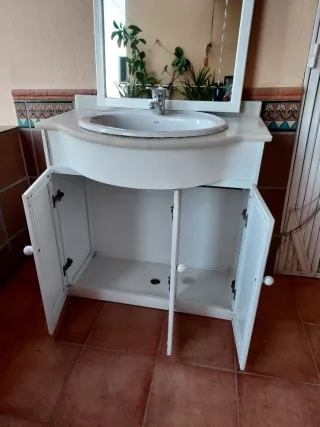 Mueble de baño con lavabo,grifo y espejo