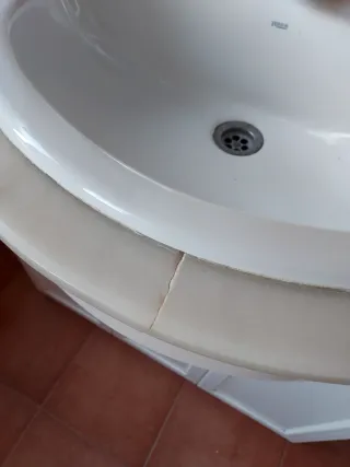 Mueble de baño con lavabo,grifo y espejo