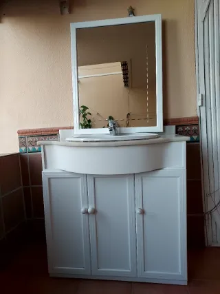 Mueble de baño con lavabo,grifo y espejo