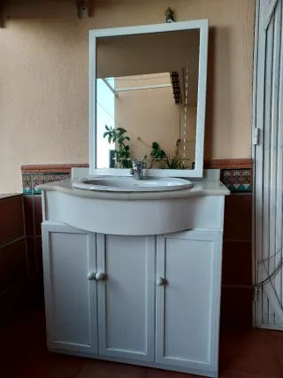 Mueble de baño con lavabo,grifo y espejo