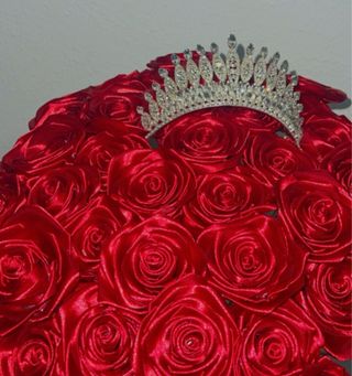 Rosas rojas de satén con tiara