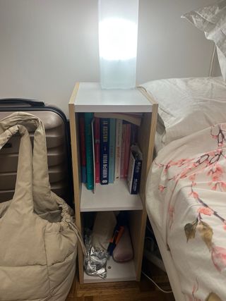 Mesita de noche para libros