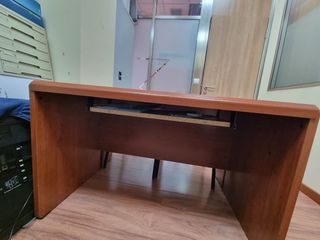 Mesa de despacho de madera