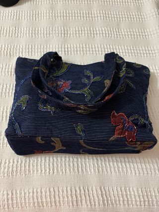 Bolso de colgar azul con flores bordadas
