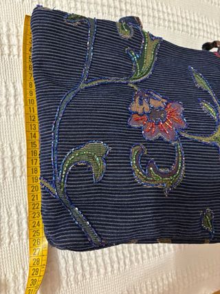 Bolso de colgar azul con flores bordadas