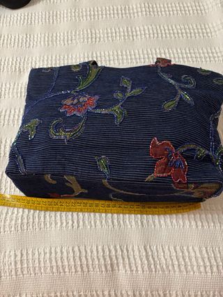 Bolso de colgar azul con flores bordadas