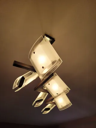 Lámpara moderna cristal, metal y madera