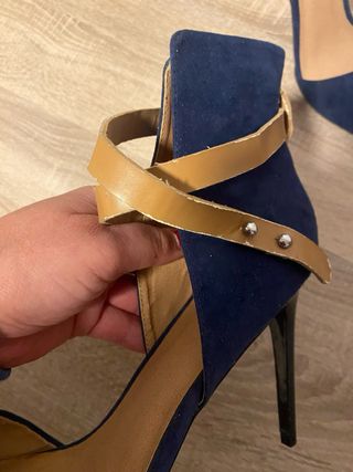 Zapatos de tacón azul y marrón