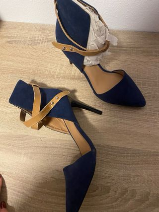 Zapatos de tacón azul y marrón