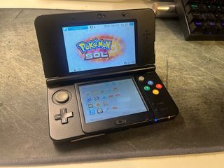 Nintendo New 3DS + 3 Juegos + Caja y cargador.