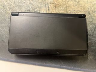 Nintendo New 3DS + 3 Juegos + Caja y cargador.