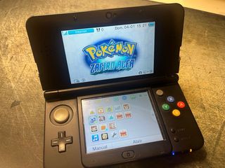 Nintendo New 3DS + 3 Juegos + Caja y cargador.