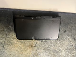 Nintendo New 3DS + 3 Juegos + Caja y cargador.