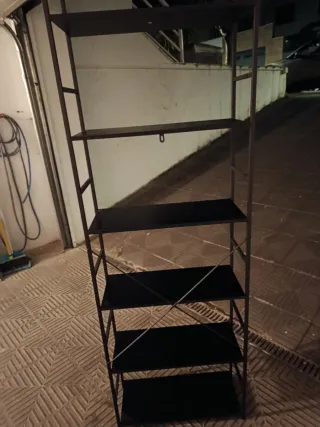 Estantería metálica negra