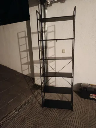 Estantería metálica negra