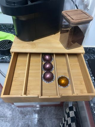 Cafetera Nespresso Vertuo Negra + Soporte capsúlas