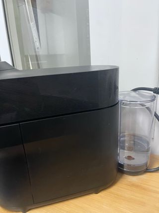 Cafetera Nespresso Vertuo Negra + Soporte capsúlas