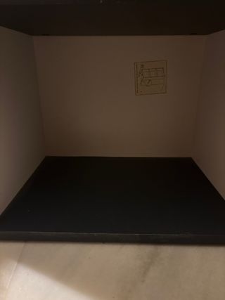 Estantería blanca y negra