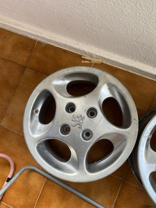 90€ las 4 llantas de peugeot 14 pulgadas