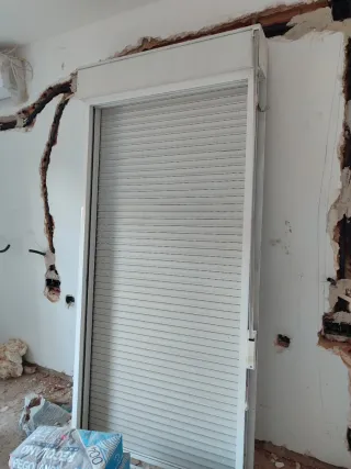 Ventana balconera con persiana