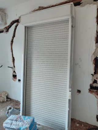 Ventana balconera con persiana